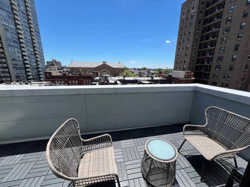 Private Balcony - Gorgeous Center City Bilevel Apt - image 13