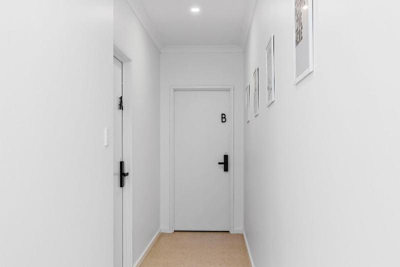 Bright 3BR Home Near Perth CBD Airport Stadium - image 3