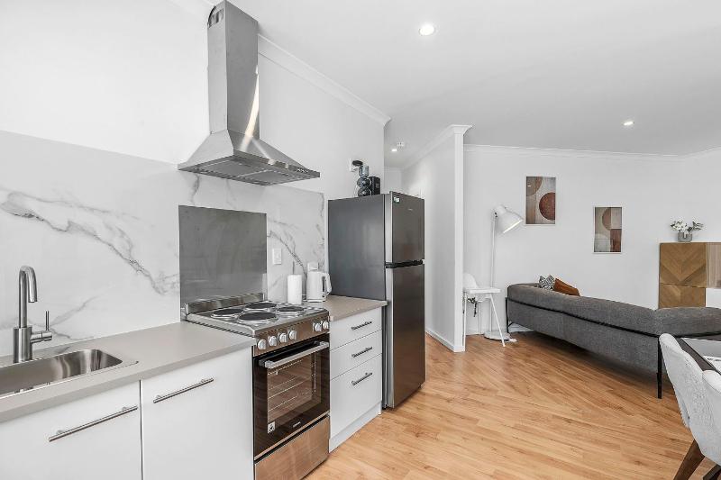 Bright 3BR Home Near Perth CBD Airport Stadium - image 15