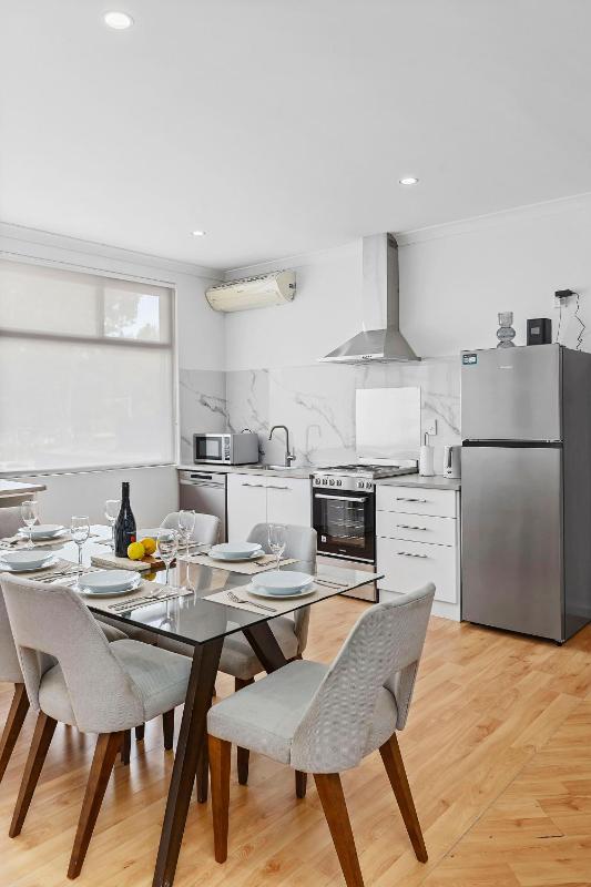 Bright 3BR Home Near Perth CBD Airport Stadium - image 6