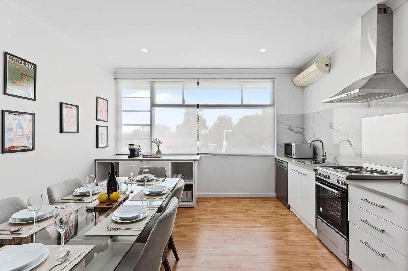 Bright 3BR Home Near Perth CBD Airport Stadium - image 2