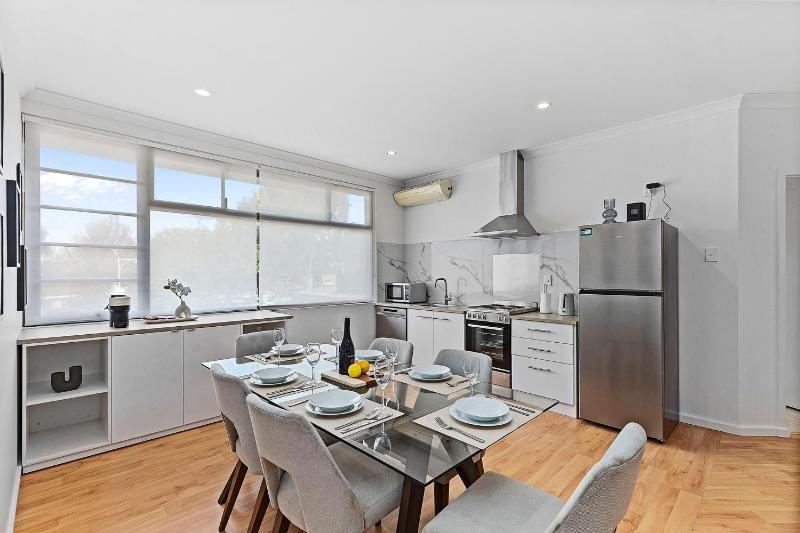 Bright 3BR Home Near Perth CBD Airport Stadium - image 9