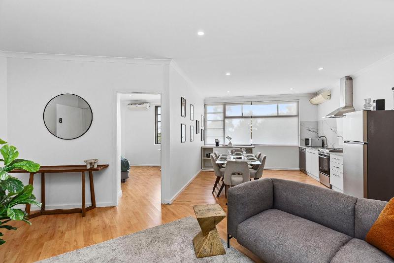 Bright 3BR Home Near Perth CBD Airport Stadium - image 1