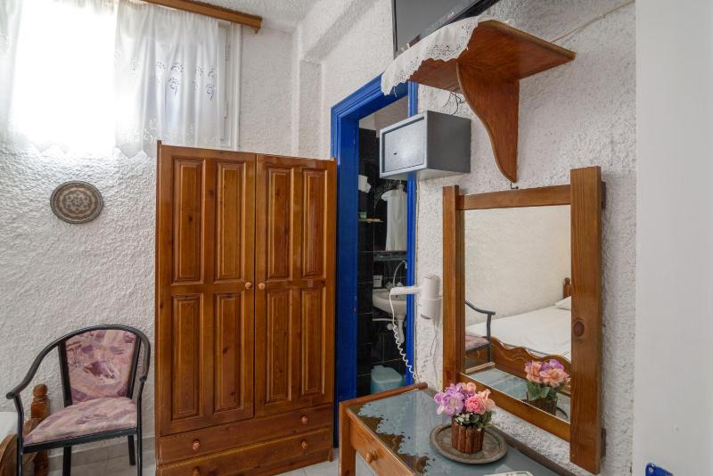 Semi-Basement Economy Triple Room - No View image 2