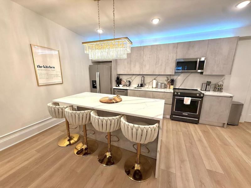 Luxury Chic Center City 2BR and 2Bath Apartment - image 1