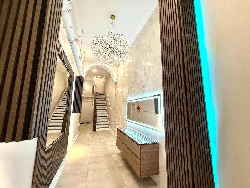 Luxury Chic Center City 2BR and 2Bath Apartment - image 4