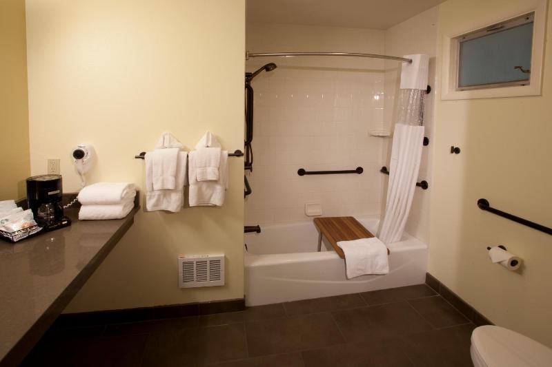 Queen Room - No Pets Allowed image 3