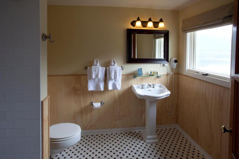 Deluxe Queen Room - No Pets Allowed image 3