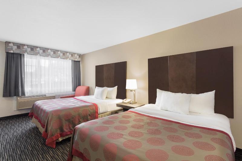 Queen Room with Two Queen Beds - Non-Smoking image 2