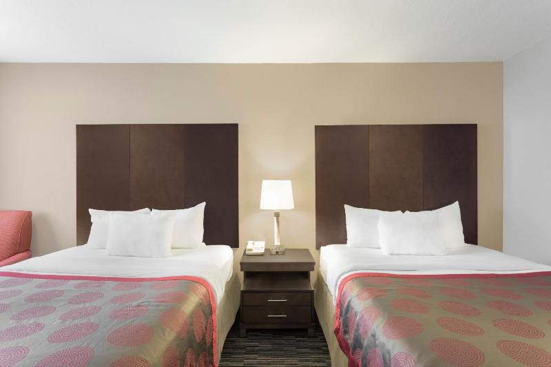 Queen Room with Two Queen Beds - Non-Smoking image 3