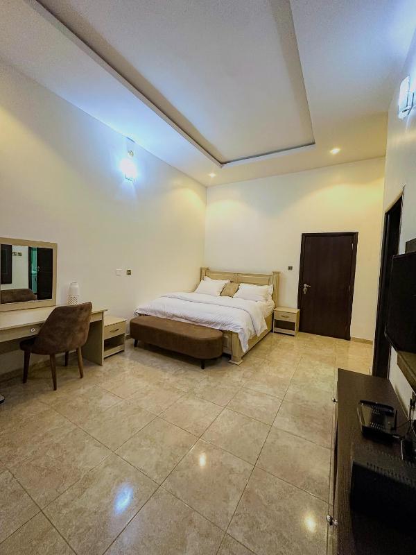 Bold 3 Bedroom Apartments - image 2