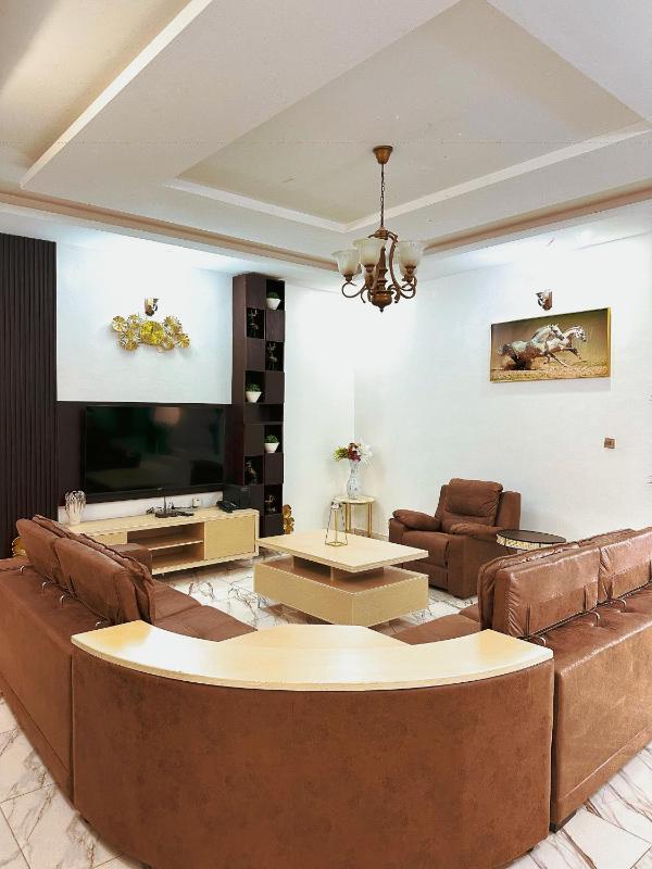 Bold 3 Bedroom Apartments - image 5