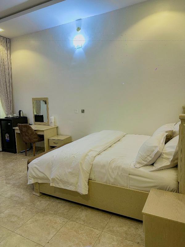 Bold 3 Bedroom Apartments - image 8