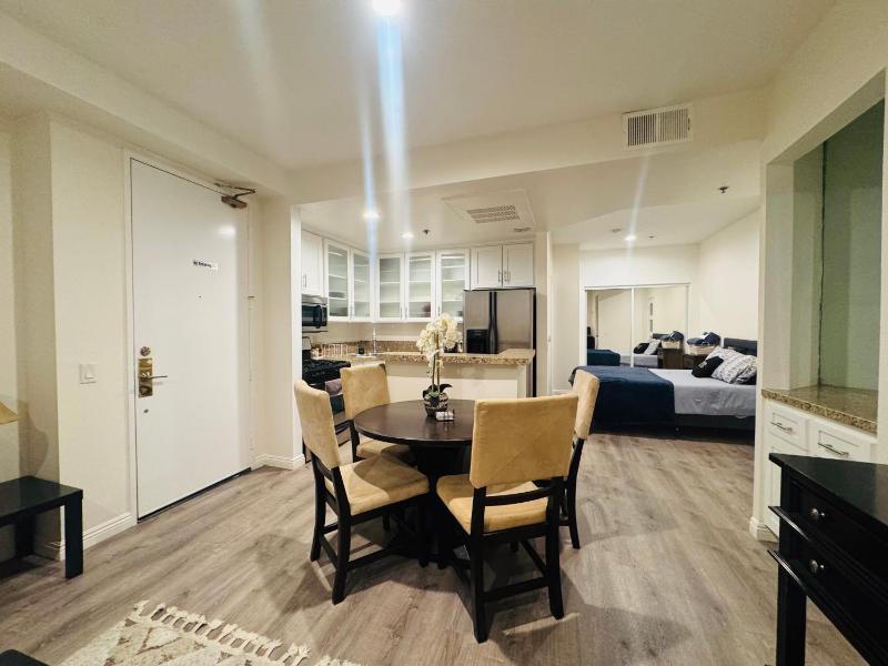 Lacma Amazing Studio Apartment - image 5