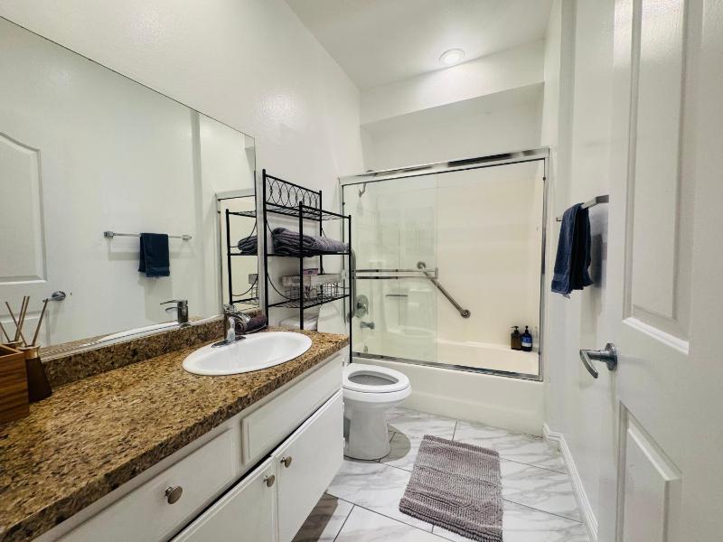 Lacma Amazing Studio Apartment - image 3