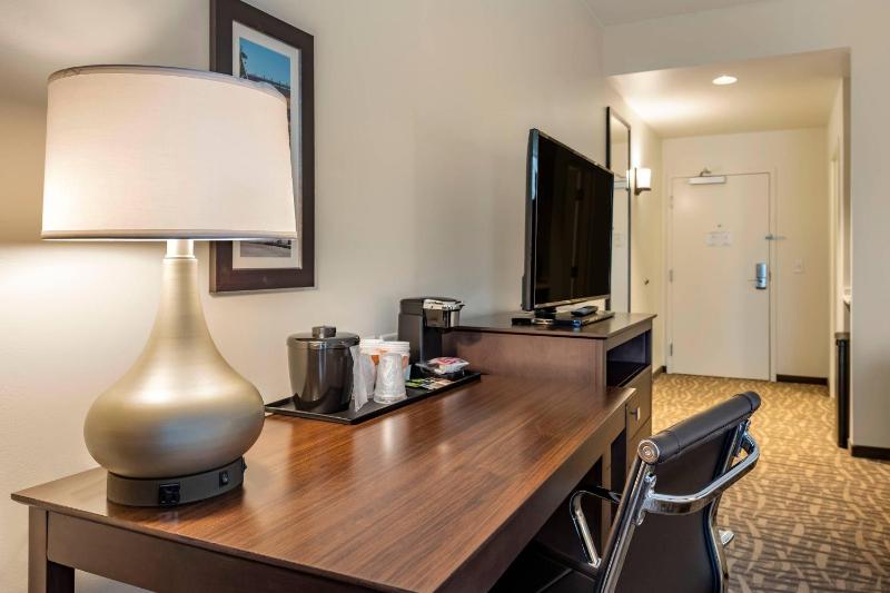 Comfort Inn & Suites Pittsburgh-Northshore - image 17