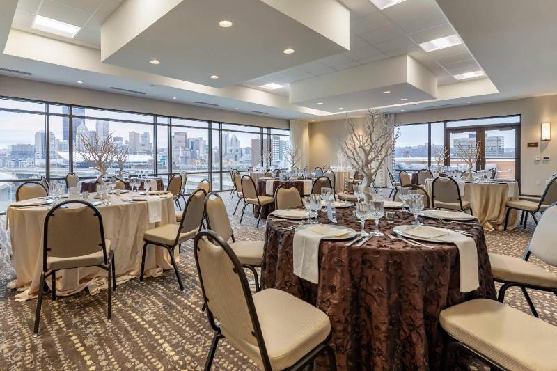 Comfort Inn & Suites Pittsburgh-Northshore - image 15