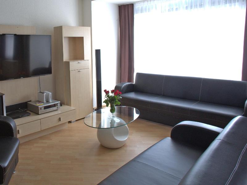 Family Room image 3