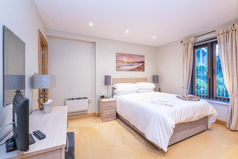 Central Apartment with Parking by Guestz - image 14