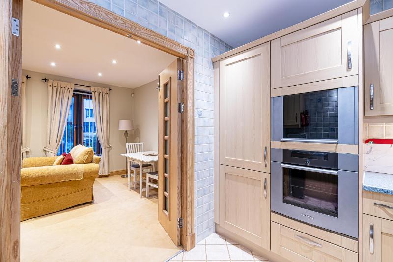 Central Apartment with Parking by Guestz - image 8