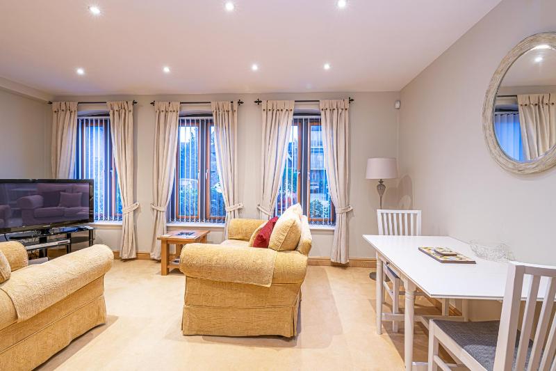 Central Apartment with Parking by Guestz - image 4