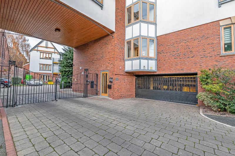 Central Apartment with Parking by Guestz - image 10
