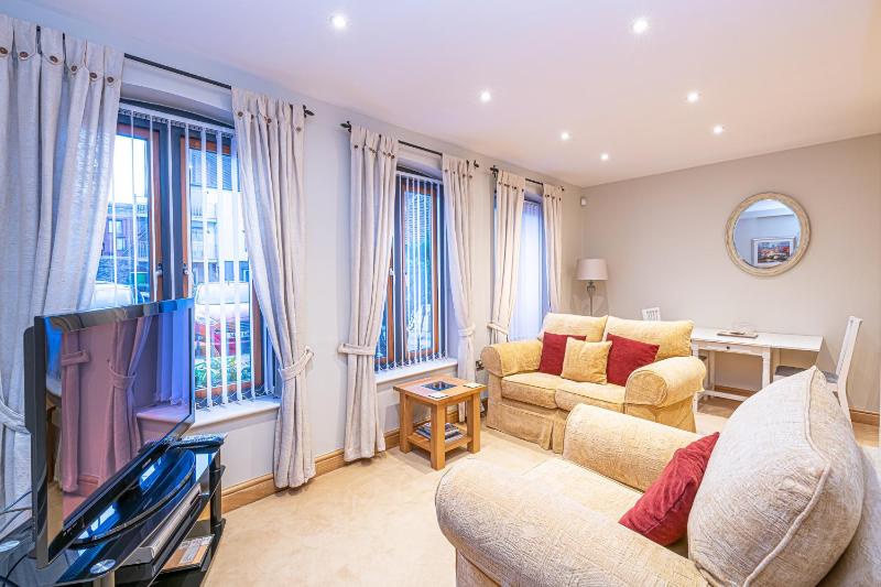 Central Apartment with Parking by Guestz - image 12
