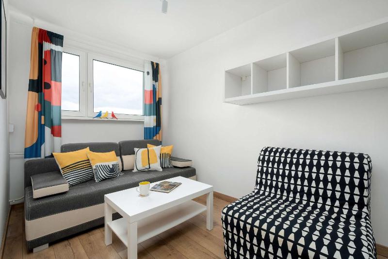 Miejski Apartament Blisko Aquaparku we Wrocławiu by Noclegi Renters - image 1