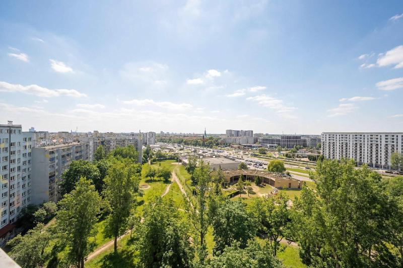Miejski Apartament Blisko Aquaparku we Wrocławiu by Noclegi Renters - image 13