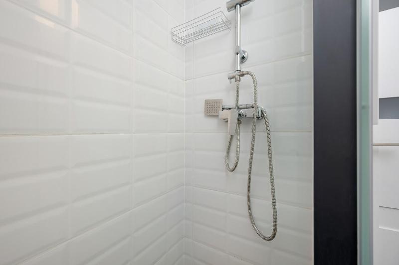 Miejski Apartament Blisko Aquaparku we Wrocławiu by Noclegi Renters - image 11