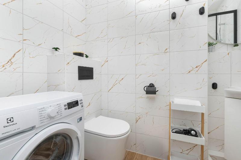 Sloneczny Apartament z Pieknym Widokiem Balkon & Parking by Noclegi Renters - image 24