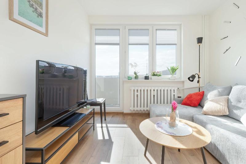 Sloneczny Apartament z Pieknym Widokiem Balkon & Parking by Noclegi Renters - image 18
