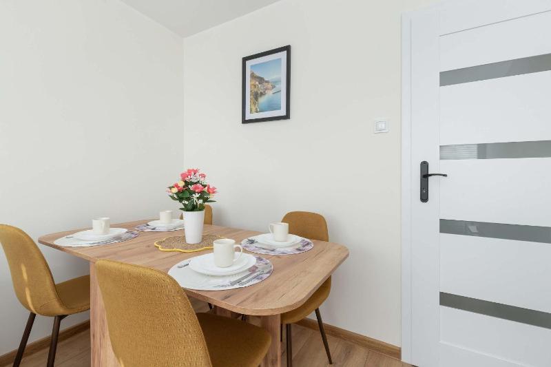 Sloneczny Apartament z Pieknym Widokiem Balkon & Parking by Noclegi Renters - image 19