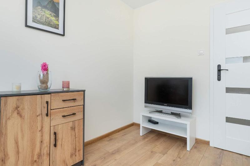 Sloneczny Apartament z Pieknym Widokiem Balkon & Parking by Noclegi Renters - image 2