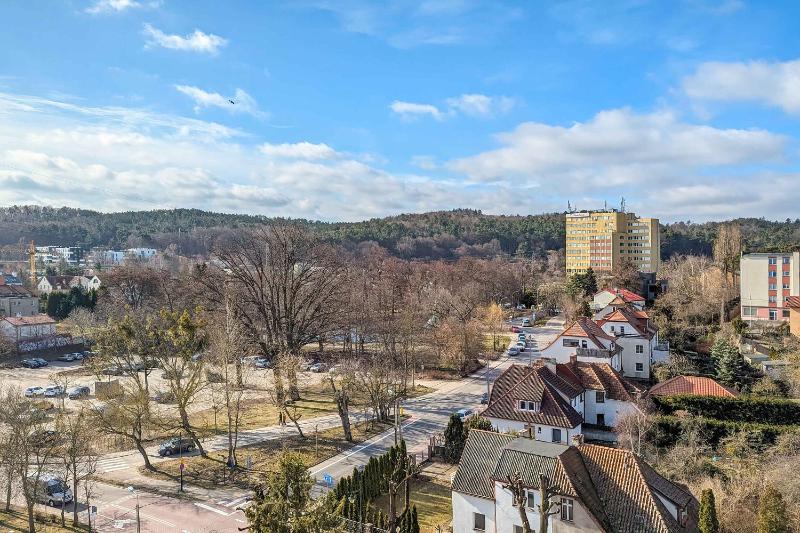Sloneczny Apartament z Pieknym Widokiem Balkon & Parking by Noclegi Renters - image 16