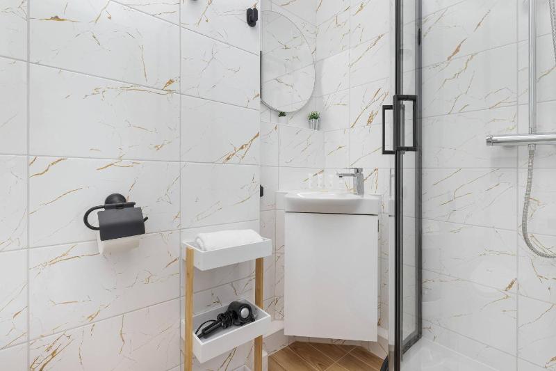 Sloneczny Apartament z Pieknym Widokiem Balkon & Parking by Noclegi Renters - image 21
