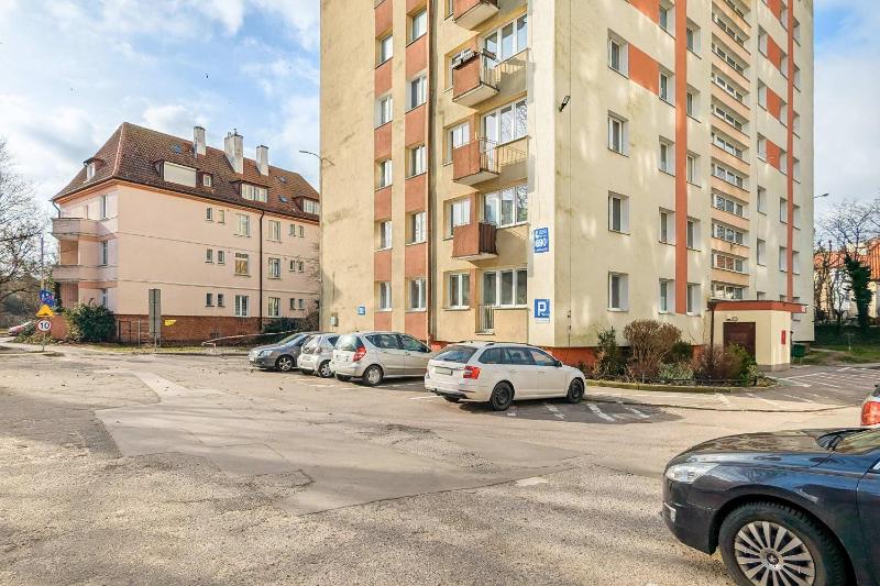 Sloneczny Apartament z Pieknym Widokiem Balkon & Parking by Noclegi Renters - image 30
