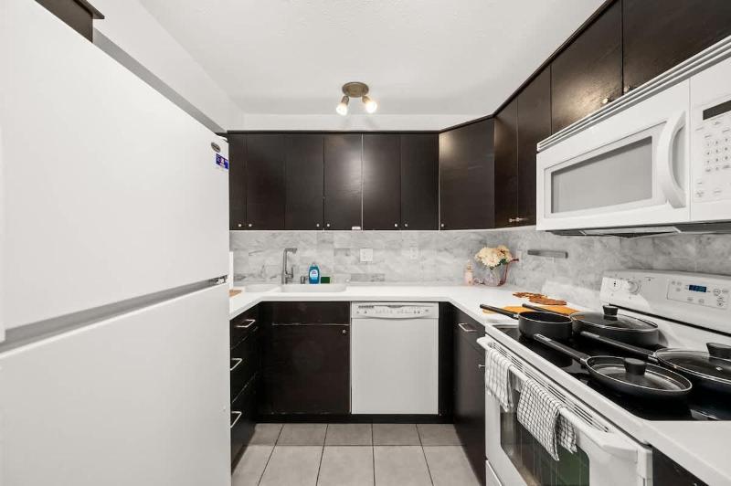 Downtown 3BR Oasis with Balcony & King Ensuite - image 2