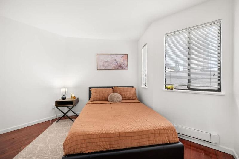 Downtown 3BR Oasis with Balcony & King Ensuite - image 13