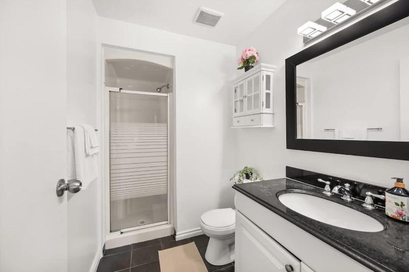 Downtown 3BR Oasis with Balcony & King Ensuite - image 8