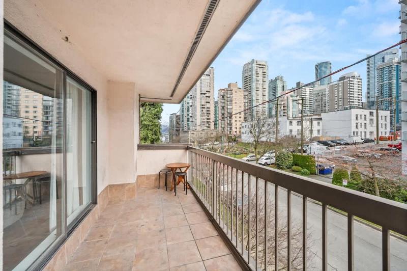 Downtown 3BR Oasis with Balcony & King Ensuite - image 7