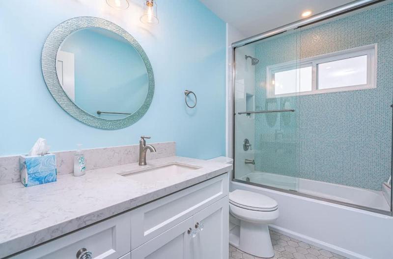 Newly Remodeled Balboa Island Bayfront home - image 10