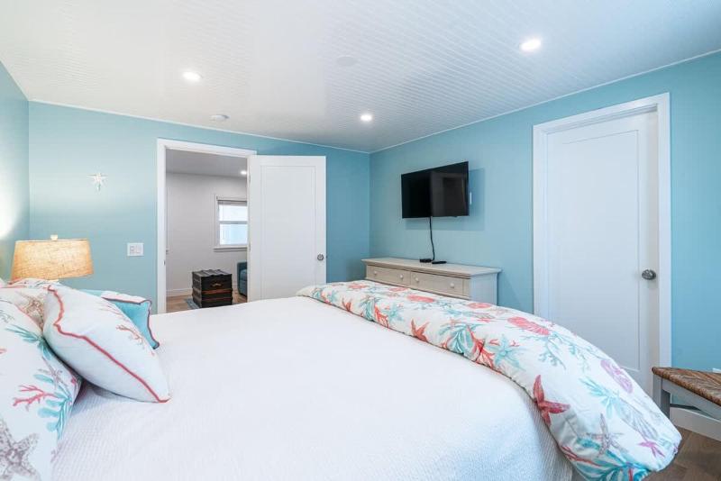 Newly Remodeled Balboa Island Bayfront home - image 23