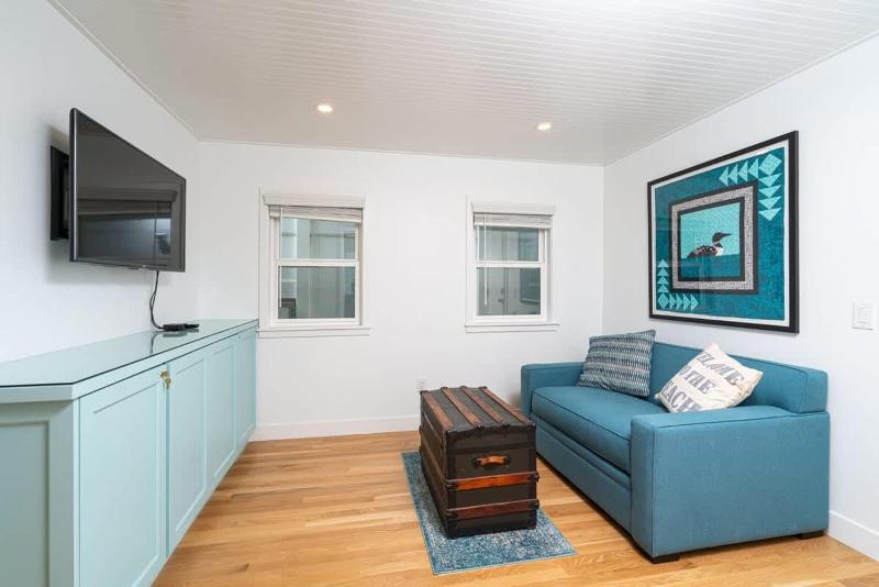 Newly Remodeled Balboa Island Bayfront home - image 3