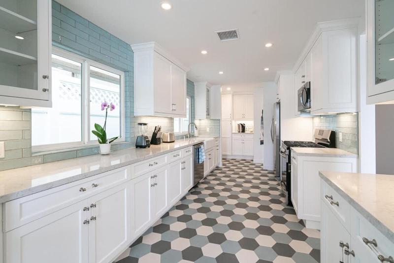 Newly Remodeled Balboa Island Bayfront home - image 2