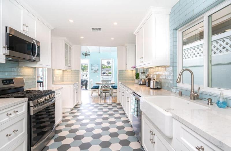 Newly Remodeled Balboa Island Bayfront home - image 22