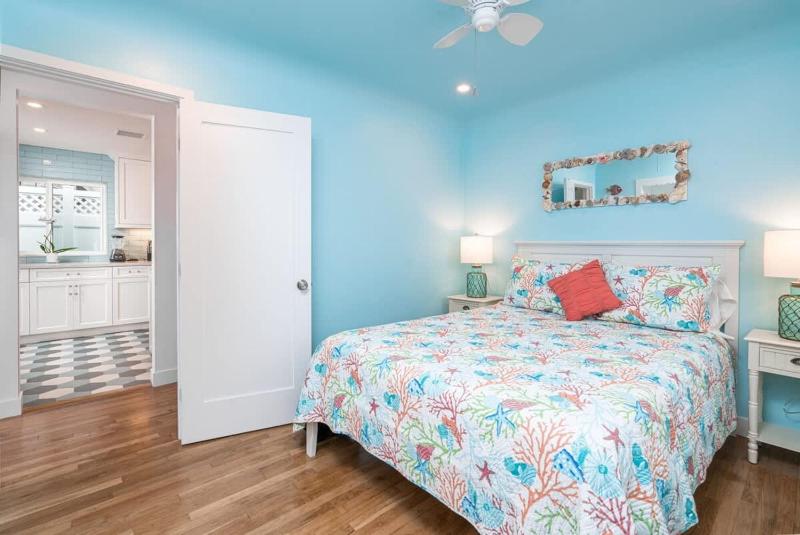 Newly Remodeled Balboa Island Bayfront home - image 9