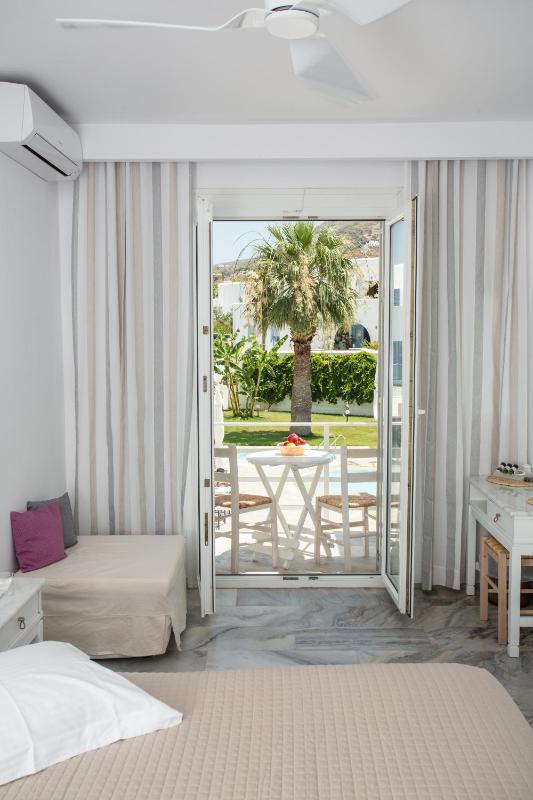 King Room with Pool View image 1
