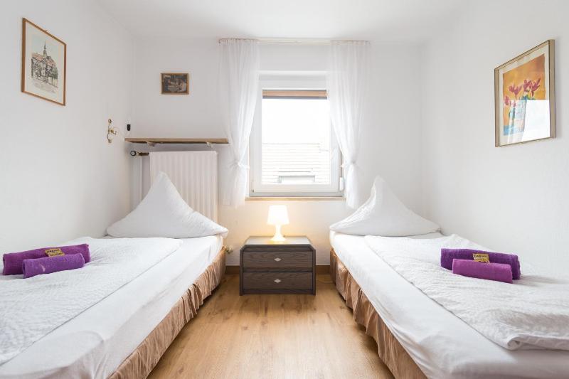 Twin Room with Shared Bathroom image 2