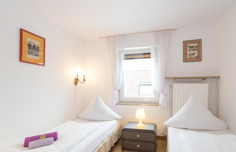 Twin Room with Shared Bathroom image 2